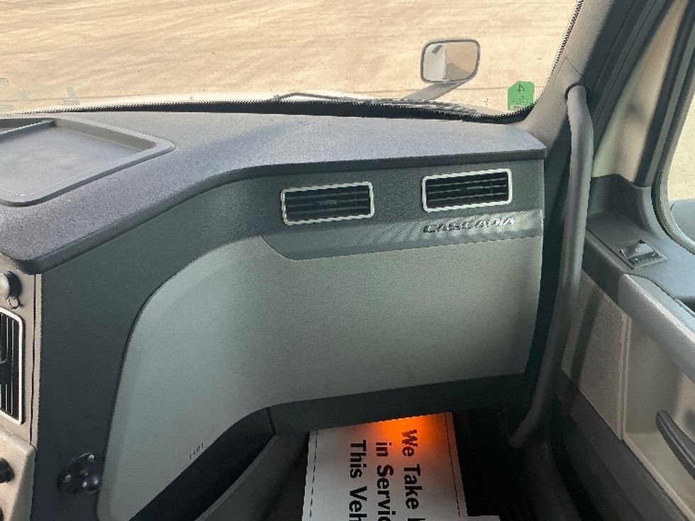 Sleeper Tractor-Heavy Duty Tractors-Freightliner-2020-T12664ST-East Chicago-IN-260,126\n\t\tmiles-$ 75,000 - Image 14