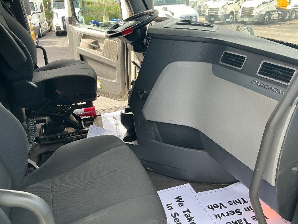 Sleeper Tractor-Heavy Duty Tractors-Freightliner-2020-T12664ST-East Chicago-IN-260,126\n\t\tmiles-$ 75,000 - Image 15