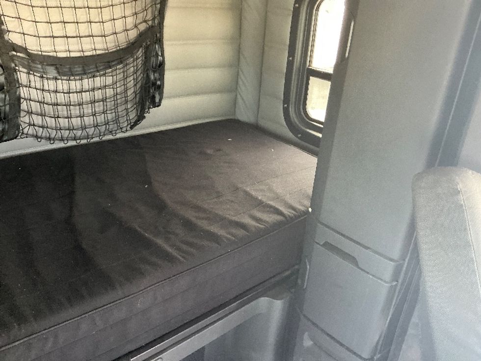 Sleeper Tractor-Heavy Duty Tractors-Freightliner-2020-T12664ST-East Chicago-IN-260,126\n\t\tmiles-$ 75,000 - Image 18