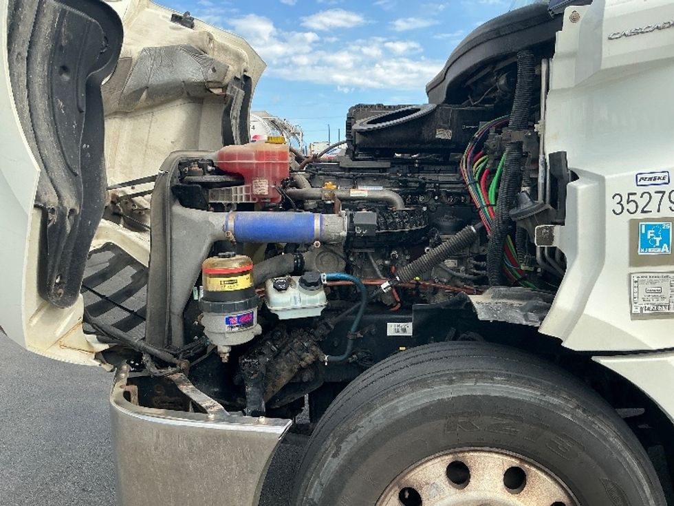 Sleeper Tractor-Heavy Duty Tractors-Freightliner-2020-T12664ST-East Chicago-IN-260,126\n\t\tmiles-$ 75,000 - Image 21