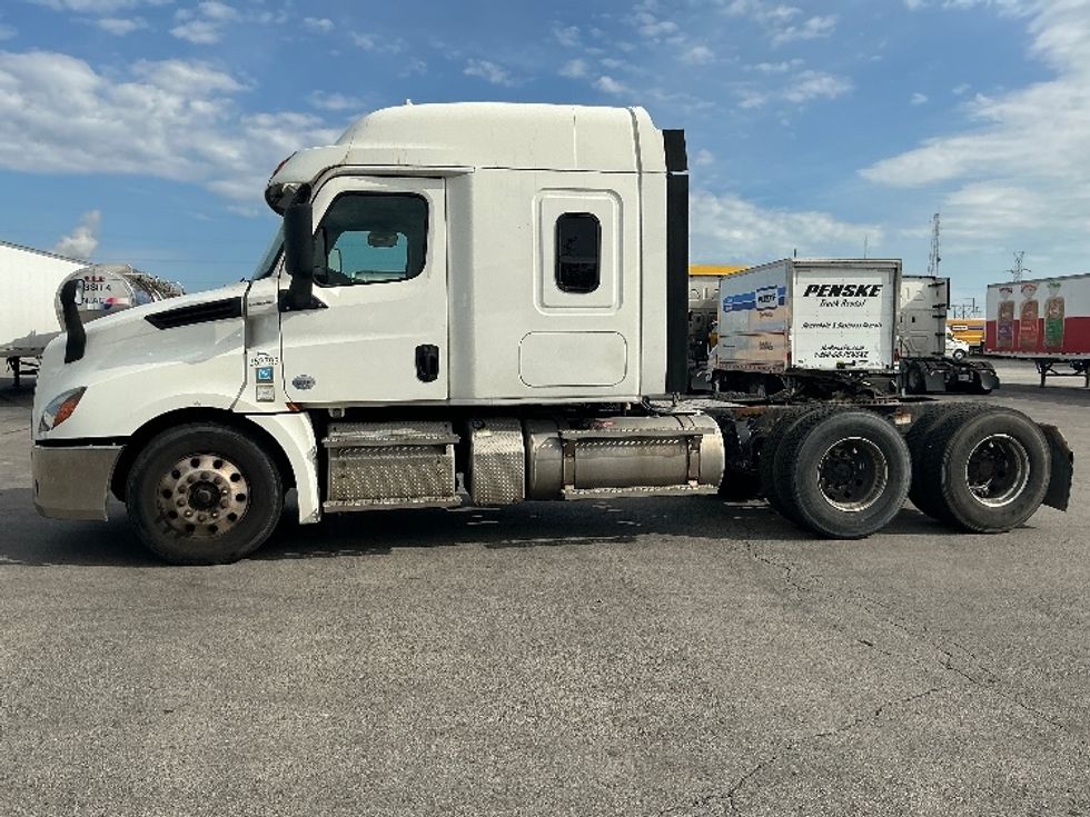 Sleeper Tractor-Heavy Duty Tractors-Freightliner-2020-T12664ST-East Chicago-IN-260,126\n\t\tmiles-$ 75,000 - Image 4