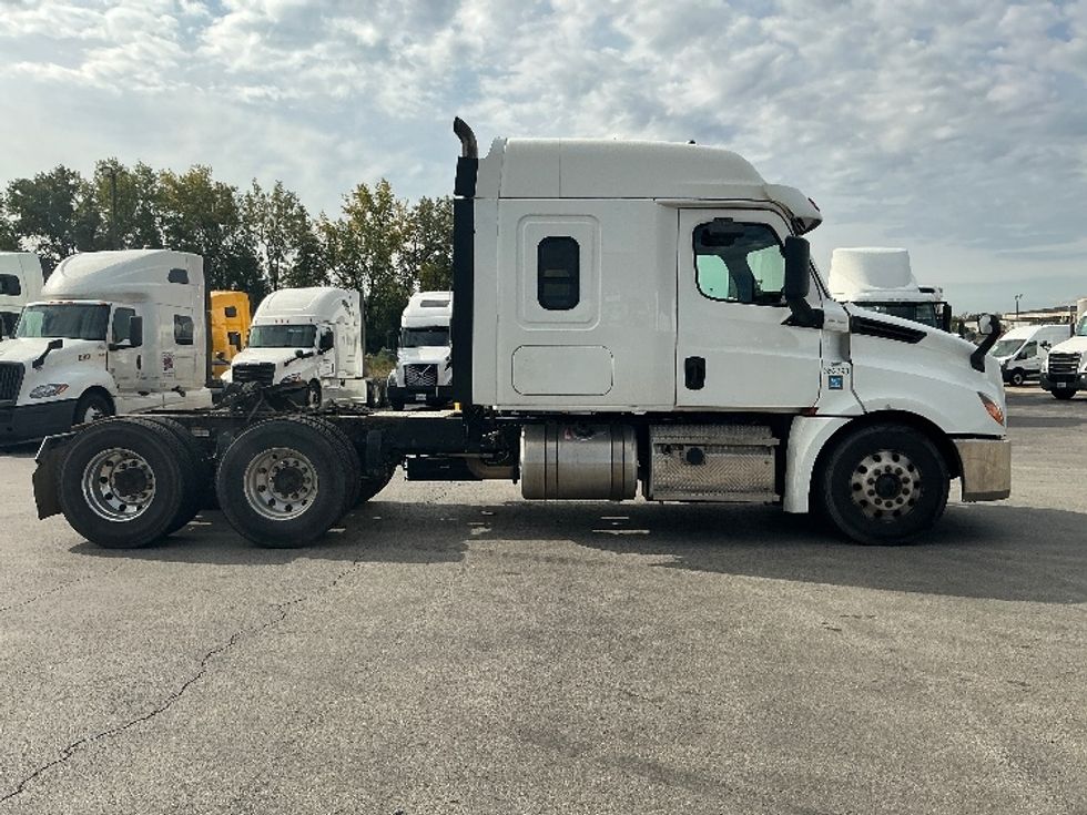 Sleeper Tractor-Heavy Duty Tractors-Freightliner-2020-T12664ST-East Chicago-IN-260,126\n\t\tmiles-$ 75,000 - Image 8