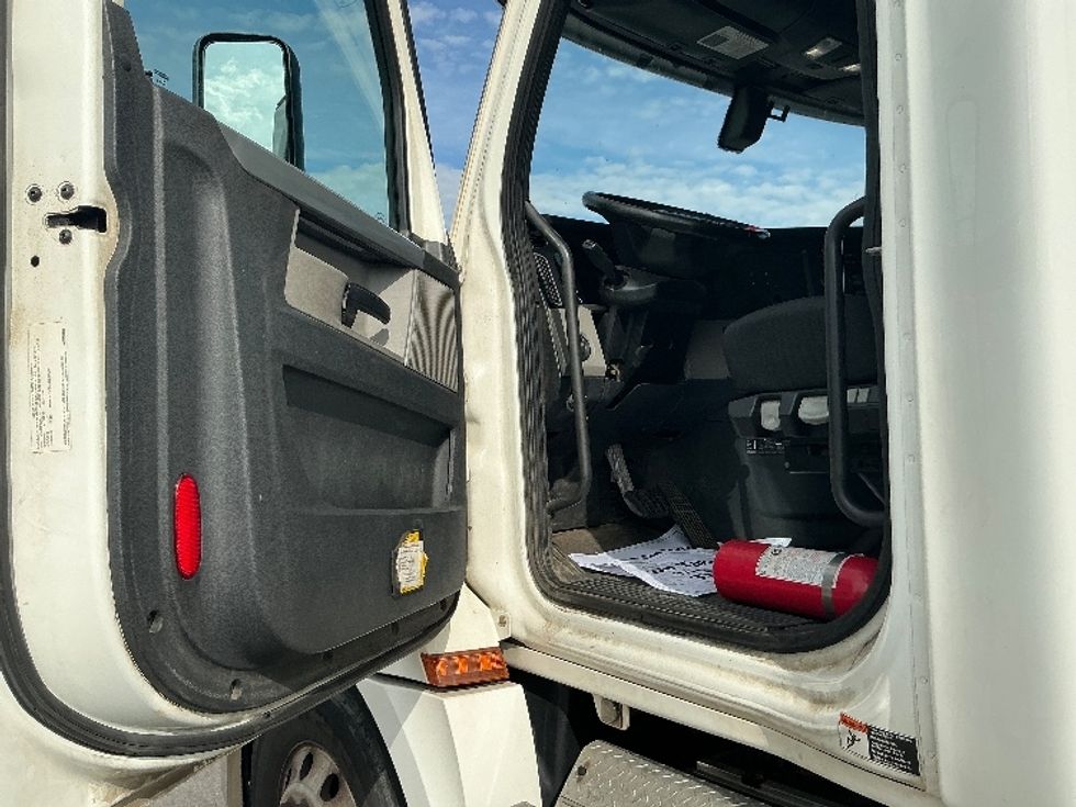 Sleeper Tractor-Heavy Duty Tractors-Freightliner-2020-T12664ST-East Chicago-IN-260,126\n\t\tmiles-$ 75,000 - Image 9