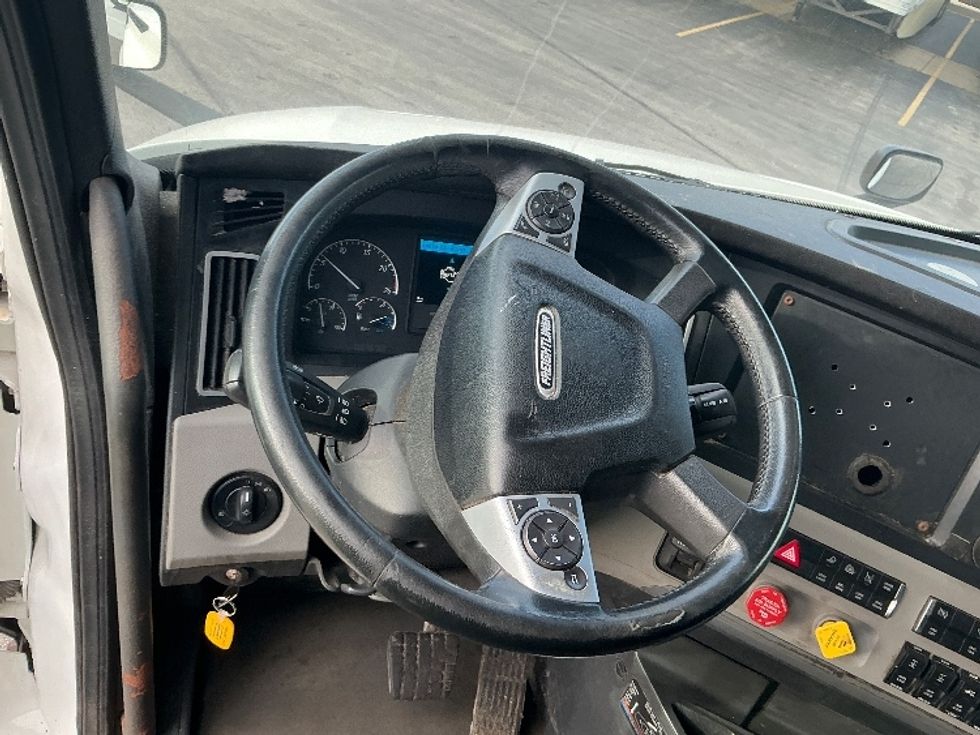 Sleeper Tractor-Heavy Duty Tractors-Freightliner-2020-T12664ST-East Chicago-IN-275,949\n\t\tmiles-$ 74,000 - Image 11
