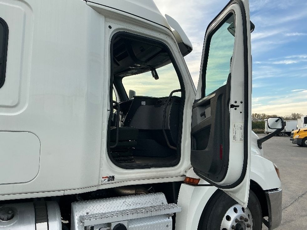 Sleeper Tractor-Heavy Duty Tractors-Freightliner-2020-T12664ST-East Chicago-IN-275,949\n\t\tmiles-$ 74,000 - Image 13