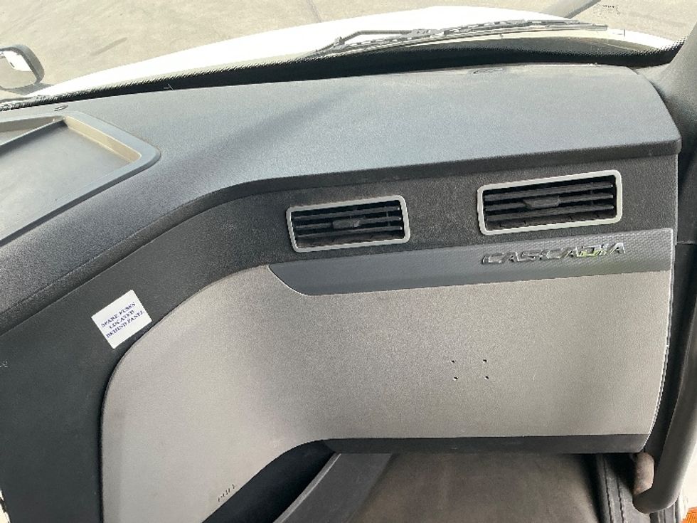 Sleeper Tractor-Heavy Duty Tractors-Freightliner-2020-T12664ST-East Chicago-IN-275,949\n\t\tmiles-$ 74,000 - Image 14