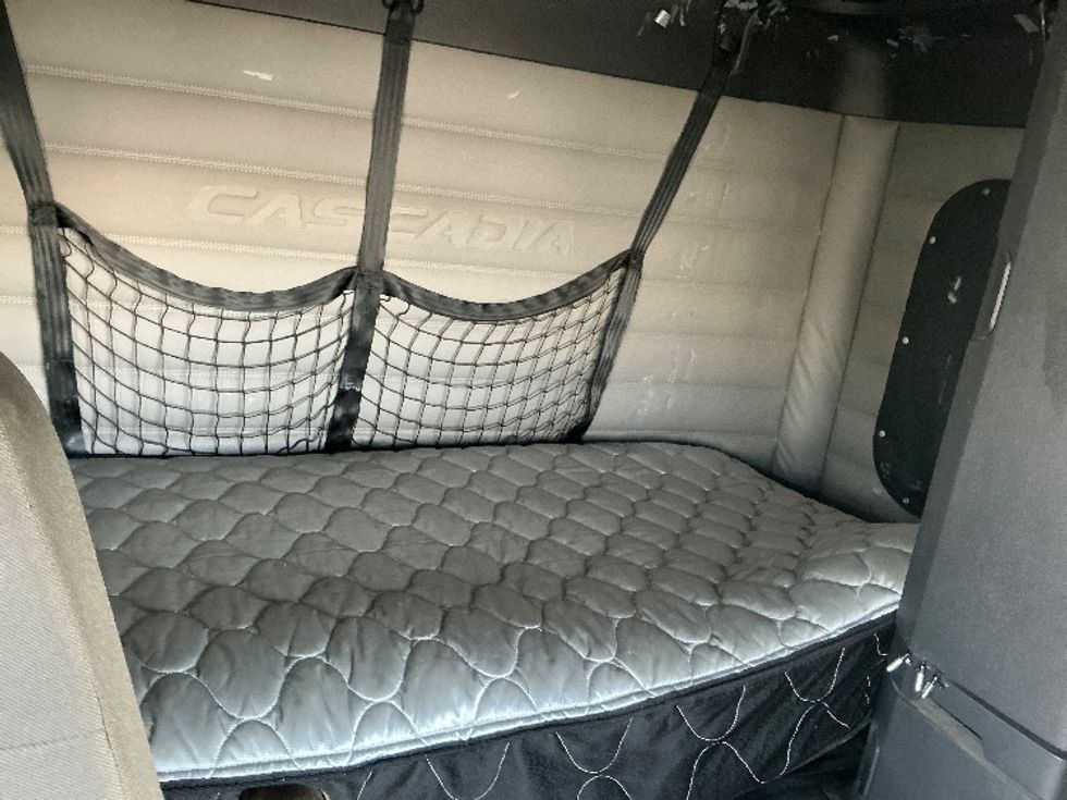 Sleeper Tractor-Heavy Duty Tractors-Freightliner-2020-T12664ST-East Chicago-IN-275,949\n\t\tmiles-$ 74,000 - Image 16