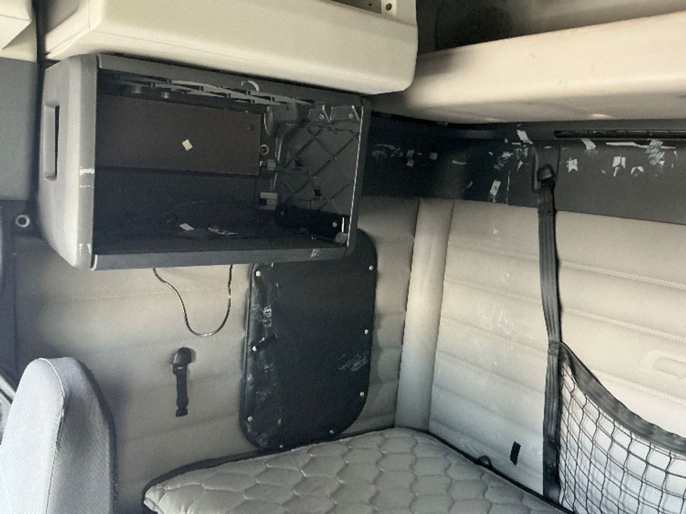 Sleeper Tractor-Heavy Duty Tractors-Freightliner-2020-T12664ST-East Chicago-IN-275,949\n\t\tmiles-$ 74,000 - Image 18