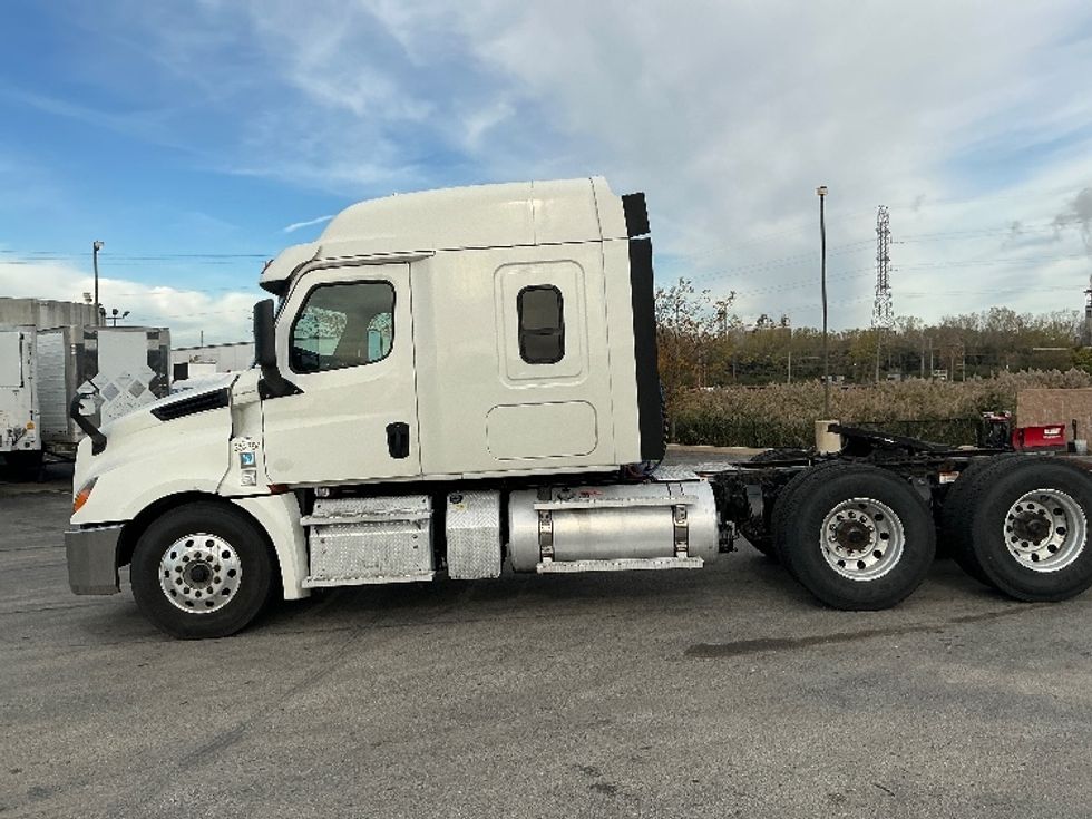 Sleeper Tractor-Heavy Duty Tractors-Freightliner-2020-T12664ST-East Chicago-IN-275,949\n\t\tmiles-$ 74,000 - Image 4