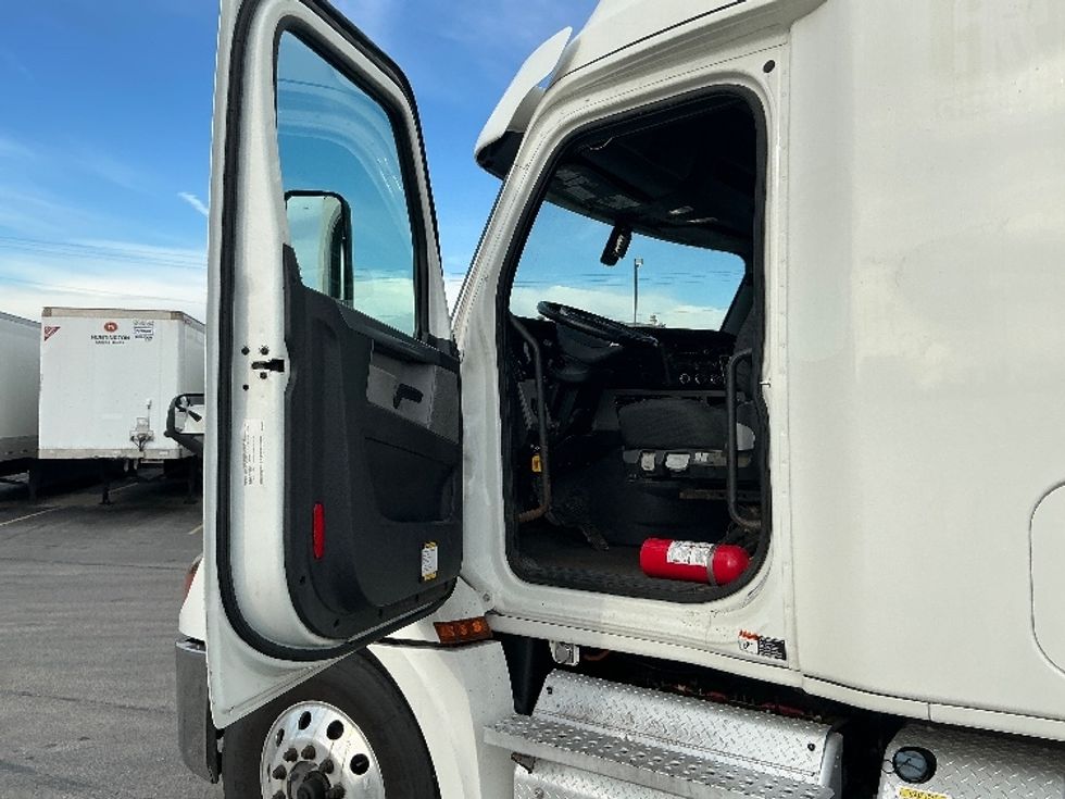 Sleeper Tractor-Heavy Duty Tractors-Freightliner-2020-T12664ST-East Chicago-IN-275,949\n\t\tmiles-$ 74,000 - Image 9