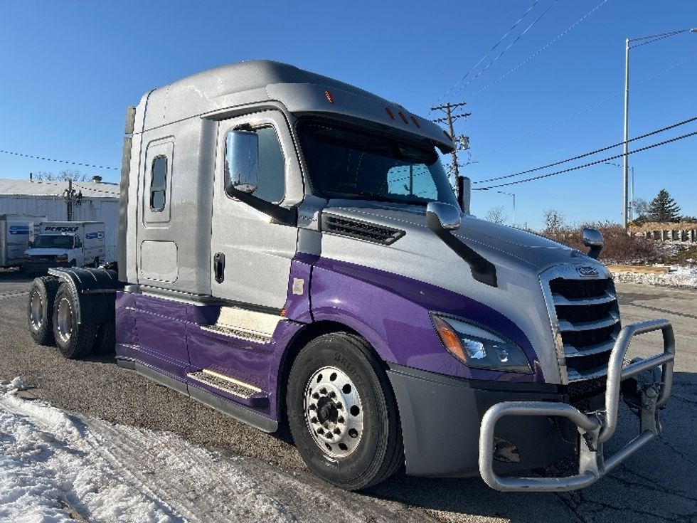 Sleeper Tractor-Heavy Duty Tractors-Freightliner-2020-T12664ST-East Chicago-IN-281,381\n\t\tmiles-$ 74,500 - Image 1