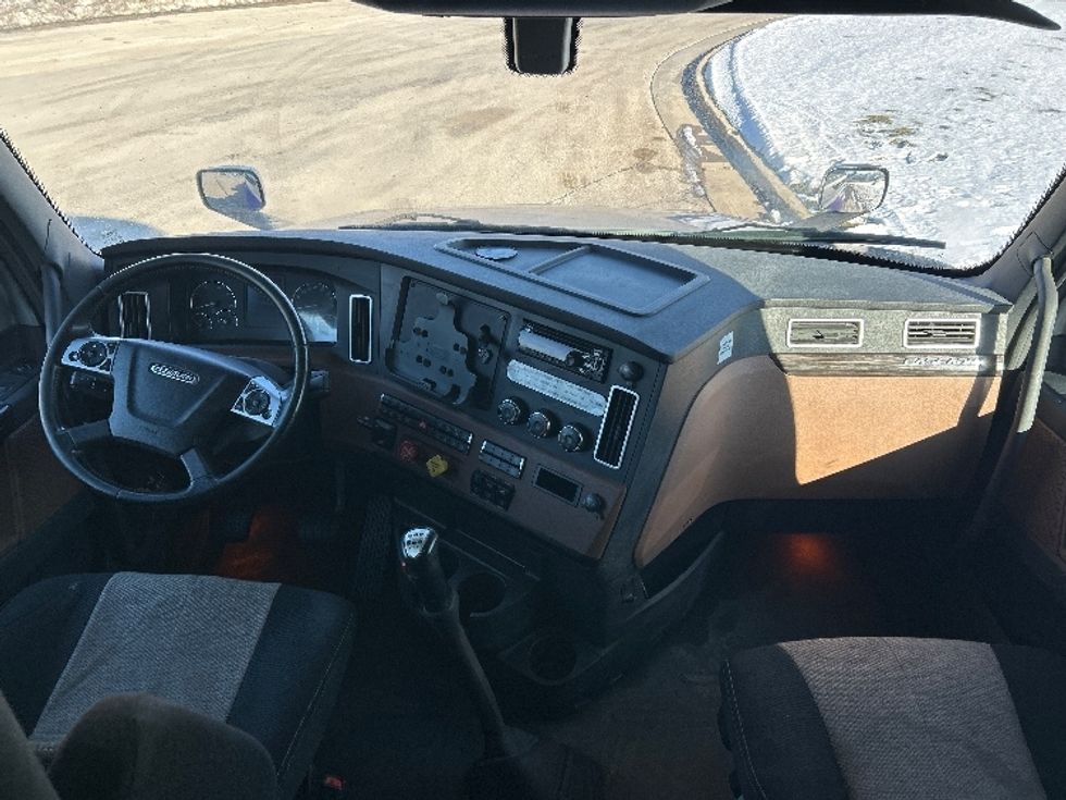 Sleeper Tractor-Heavy Duty Tractors-Freightliner-2020-T12664ST-East Chicago-IN-281,381\n\t\tmiles-$ 74,500 - Image 12