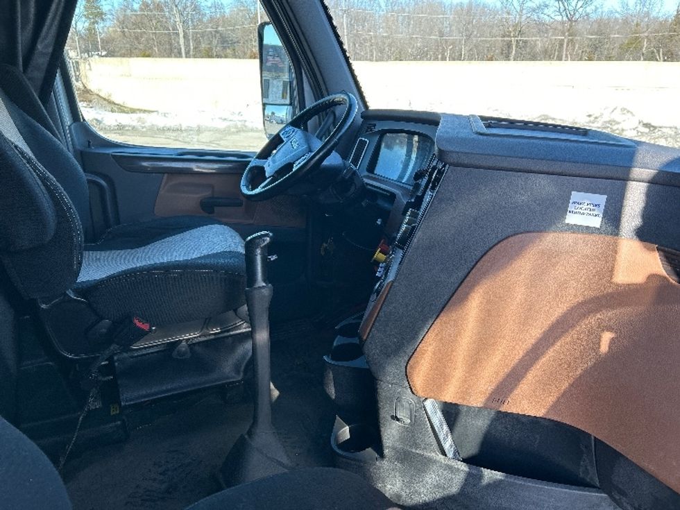 Sleeper Tractor-Heavy Duty Tractors-Freightliner-2020-T12664ST-East Chicago-IN-281,381\n\t\tmiles-$ 74,500 - Image 15