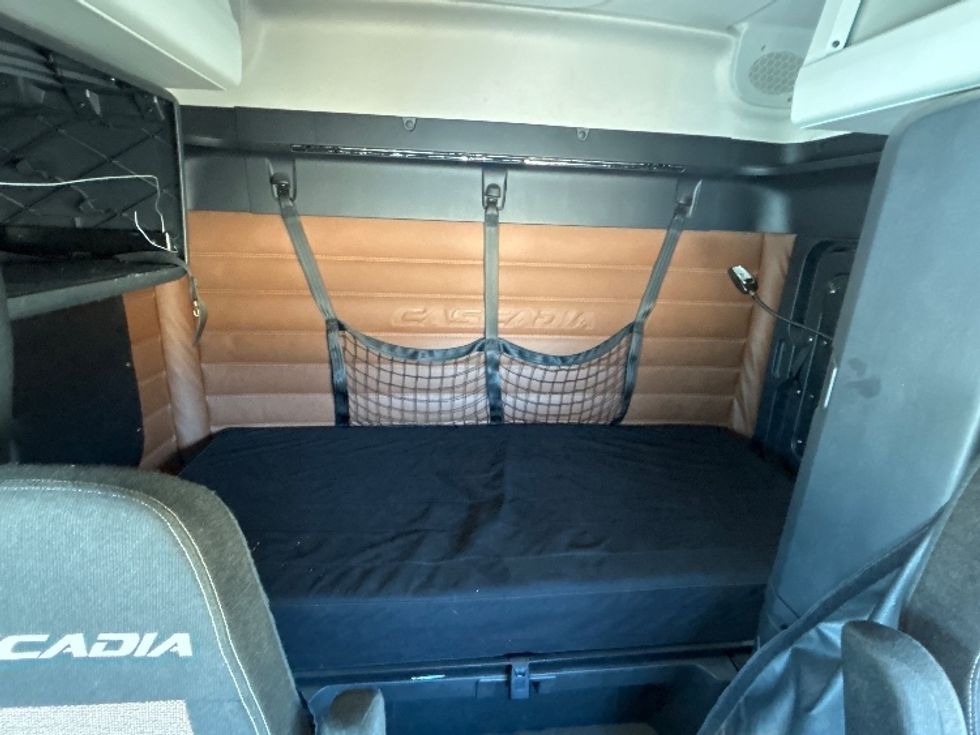 Sleeper Tractor-Heavy Duty Tractors-Freightliner-2020-T12664ST-East Chicago-IN-281,381\n\t\tmiles-$ 74,500 - Image 16