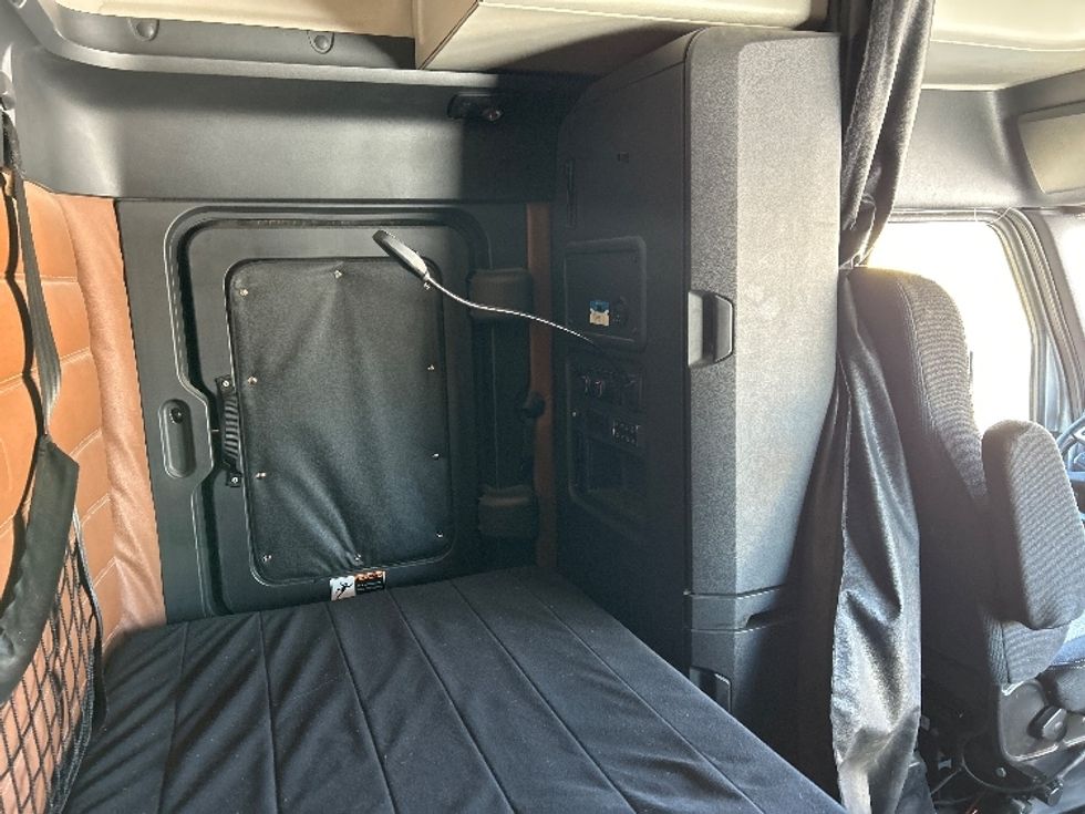 Sleeper Tractor-Heavy Duty Tractors-Freightliner-2020-T12664ST-East Chicago-IN-281,381\n\t\tmiles-$ 74,500 - Image 18