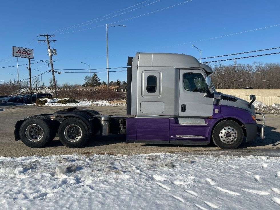 Sleeper Tractor-Heavy Duty Tractors-Freightliner-2020-T12664ST-East Chicago-IN-281,381\n\t\tmiles-$ 74,500 - Image 8