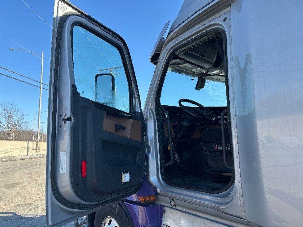 Sleeper Tractor-Heavy Duty Tractors-Freightliner-2020-T12664ST-East Chicago-IN-281,381\n\t\tmiles-$ 74,500 - Image 9