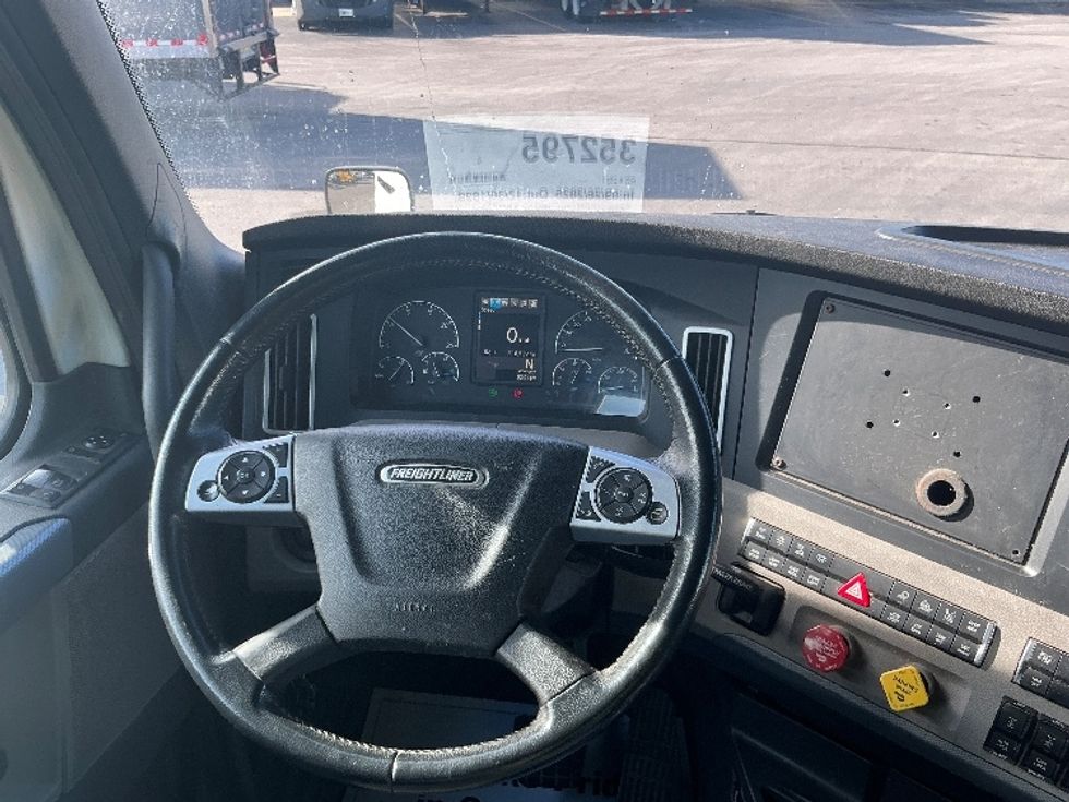 Sleeper Tractor-Heavy Duty Tractors-Freightliner-2020-T12664ST-East Chicago-IN-318,587\n\t\tmiles-$ 72,000 - Image 11