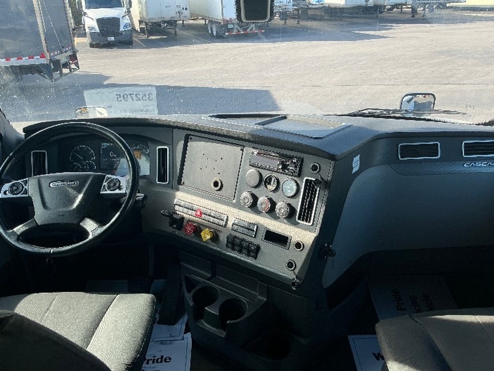 Sleeper Tractor-Heavy Duty Tractors-Freightliner-2020-T12664ST-East Chicago-IN-318,587\n\t\tmiles-$ 72,000 - Image 12