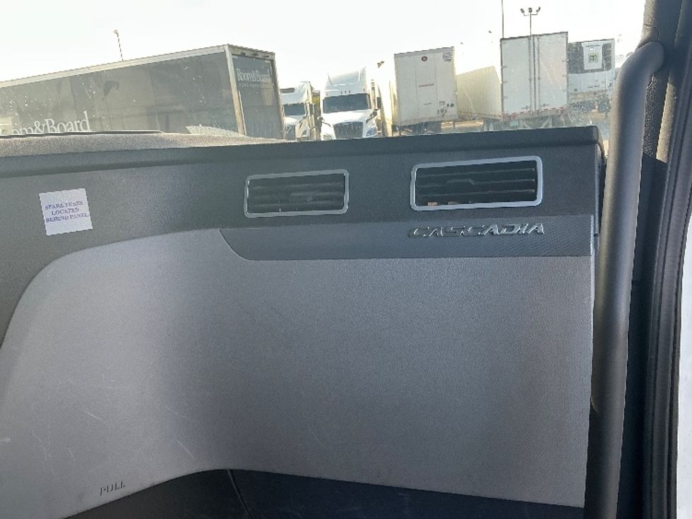 Sleeper Tractor-Heavy Duty Tractors-Freightliner-2020-T12664ST-East Chicago-IN-318,587\n\t\tmiles-$ 72,000 - Image 14