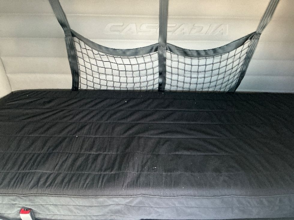 Sleeper Tractor-Heavy Duty Tractors-Freightliner-2020-T12664ST-East Chicago-IN-318,587\n\t\tmiles-$ 72,000 - Image 16