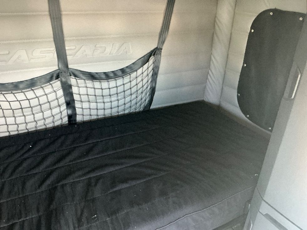 Sleeper Tractor-Heavy Duty Tractors-Freightliner-2020-T12664ST-East Chicago-IN-318,587\n\t\tmiles-$ 72,000 - Image 17