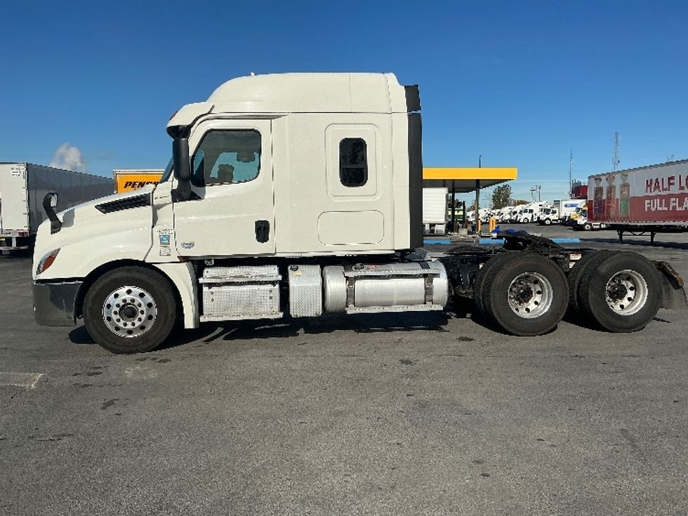 Sleeper Tractor-Heavy Duty Tractors-Freightliner-2020-T12664ST-East Chicago-IN-318,587\n\t\tmiles-$ 72,000 - Image 4