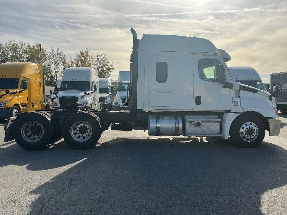 Sleeper Tractor-Heavy Duty Tractors-Freightliner-2020-T12664ST-East Chicago-IN-318,587\n\t\tmiles-$ 72,000 - Image 8