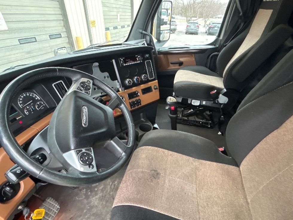 Sleeper Tractor-Heavy Duty Tractors-Freightliner-2020-T12664ST-East Chicago-IN-359,363\n\t\tmiles-$ 72,500 - Image 10