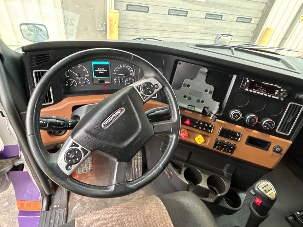 Sleeper Tractor-Heavy Duty Tractors-Freightliner-2020-T12664ST-East Chicago-IN-359,363\n\t\tmiles-$ 72,500 - Image 11