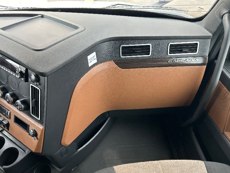 Sleeper Tractor-Heavy Duty Tractors-Freightliner-2020-T12664ST-East Chicago-IN-359,363\n\t\tmiles-$ 72,500 - Image 13