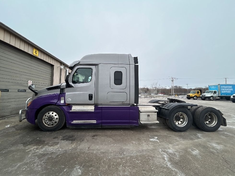 Sleeper Tractor-Heavy Duty Tractors-Freightliner-2020-T12664ST-East Chicago-IN-359,363\n\t\tmiles-$ 72,500 - Image 4