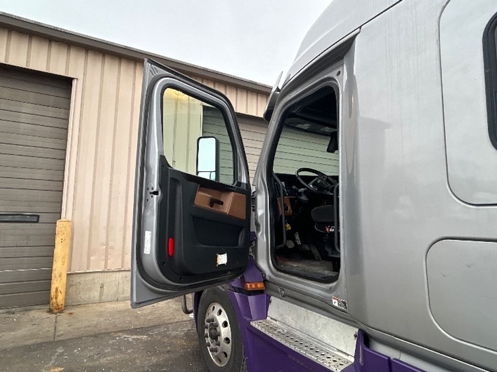 Sleeper Tractor-Heavy Duty Tractors-Freightliner-2020-T12664ST-East Chicago-IN-359,363\n\t\tmiles-$ 72,500 - Image 9