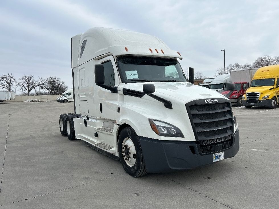 Sleeper Tractor-Heavy Duty Tractors-Freightliner-2020-T12664ST-East Chicago-IN-381,023\n\t\tmiles-$ 64,750 - Image 1
