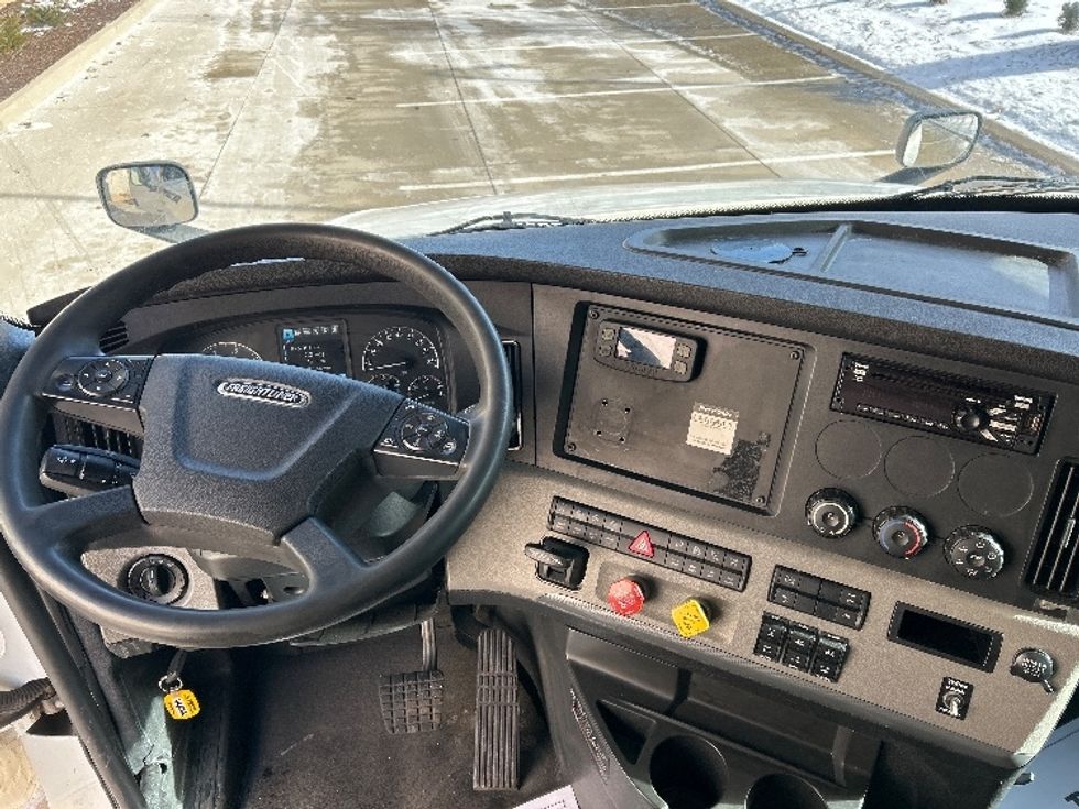 Sleeper Tractor-Heavy Duty Tractors-Freightliner-2020-T12664ST-East Chicago-IN-381,023\n\t\tmiles-$ 64,750 - Image 11