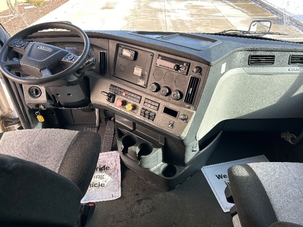 Sleeper Tractor-Heavy Duty Tractors-Freightliner-2020-T12664ST-East Chicago-IN-381,023\n\t\tmiles-$ 64,750 - Image 12