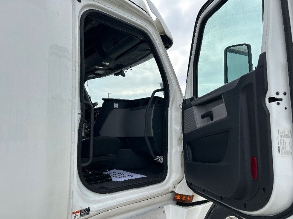 Sleeper Tractor-Heavy Duty Tractors-Freightliner-2020-T12664ST-East Chicago-IN-381,023\n\t\tmiles-$ 64,750 - Image 13