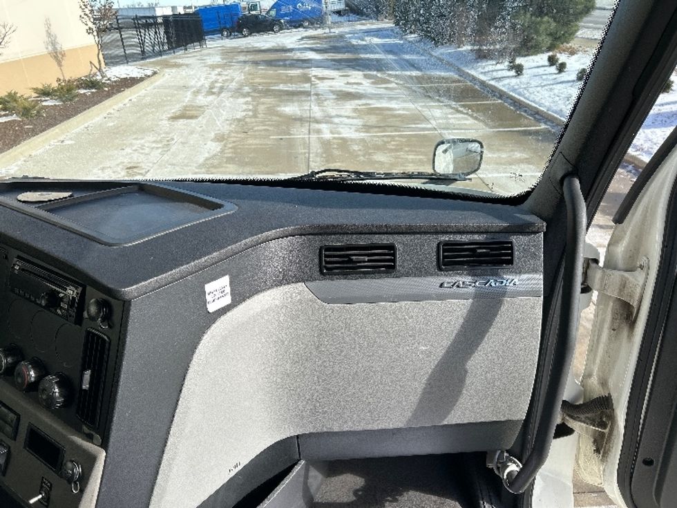 Sleeper Tractor-Heavy Duty Tractors-Freightliner-2020-T12664ST-East Chicago-IN-381,023\n\t\tmiles-$ 64,750 - Image 14