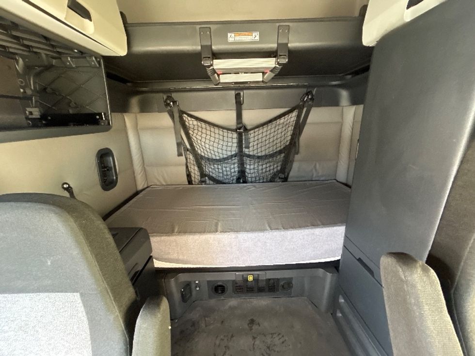 Sleeper Tractor-Heavy Duty Tractors-Freightliner-2020-T12664ST-East Chicago-IN-381,023\n\t\tmiles-$ 64,750 - Image 16