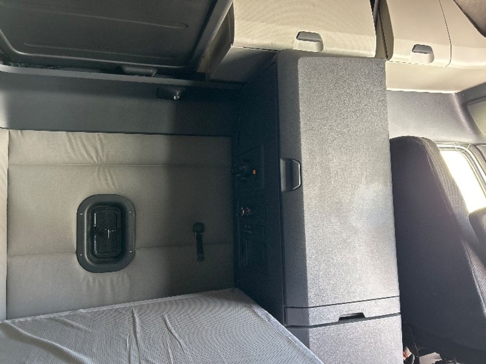 Sleeper Tractor-Heavy Duty Tractors-Freightliner-2020-T12664ST-East Chicago-IN-381,023\n\t\tmiles-$ 64,750 - Image 18