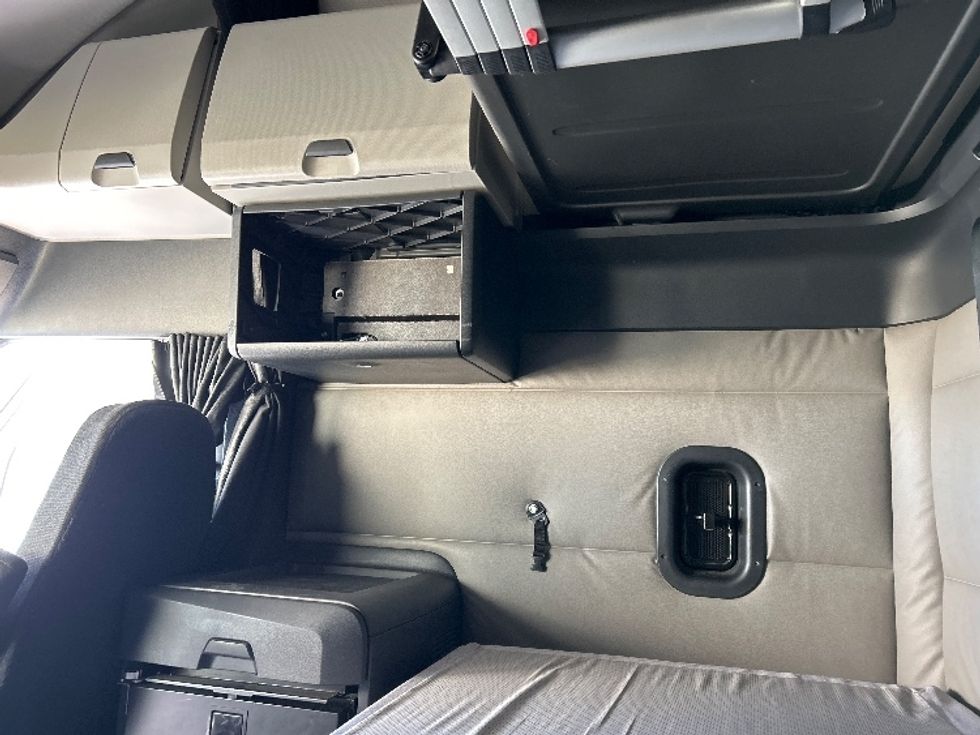 Sleeper Tractor-Heavy Duty Tractors-Freightliner-2020-T12664ST-East Chicago-IN-381,023\n\t\tmiles-$ 64,750 - Image 19