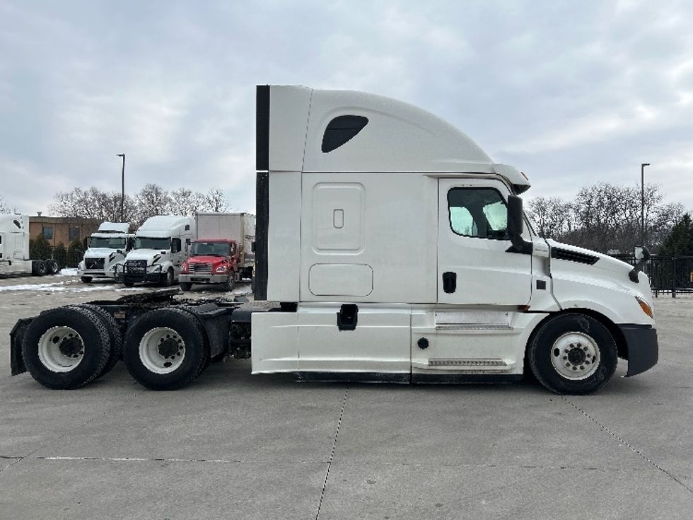 Sleeper Tractor-Heavy Duty Tractors-Freightliner-2020-T12664ST-East Chicago-IN-381,023\n\t\tmiles-$ 64,750 - Image 8
