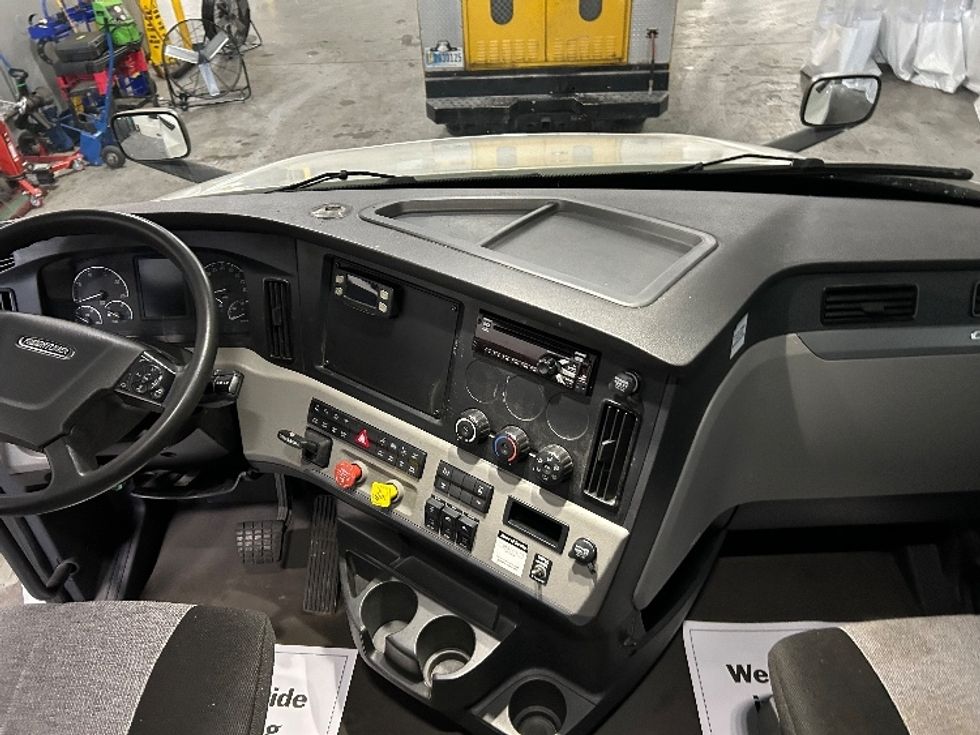 Sleeper Tractor-Heavy Duty Tractors-Freightliner-2020-T12664ST-East Chicago-IN-423,500\n\t\tmiles-$ 61,750 - Image 12