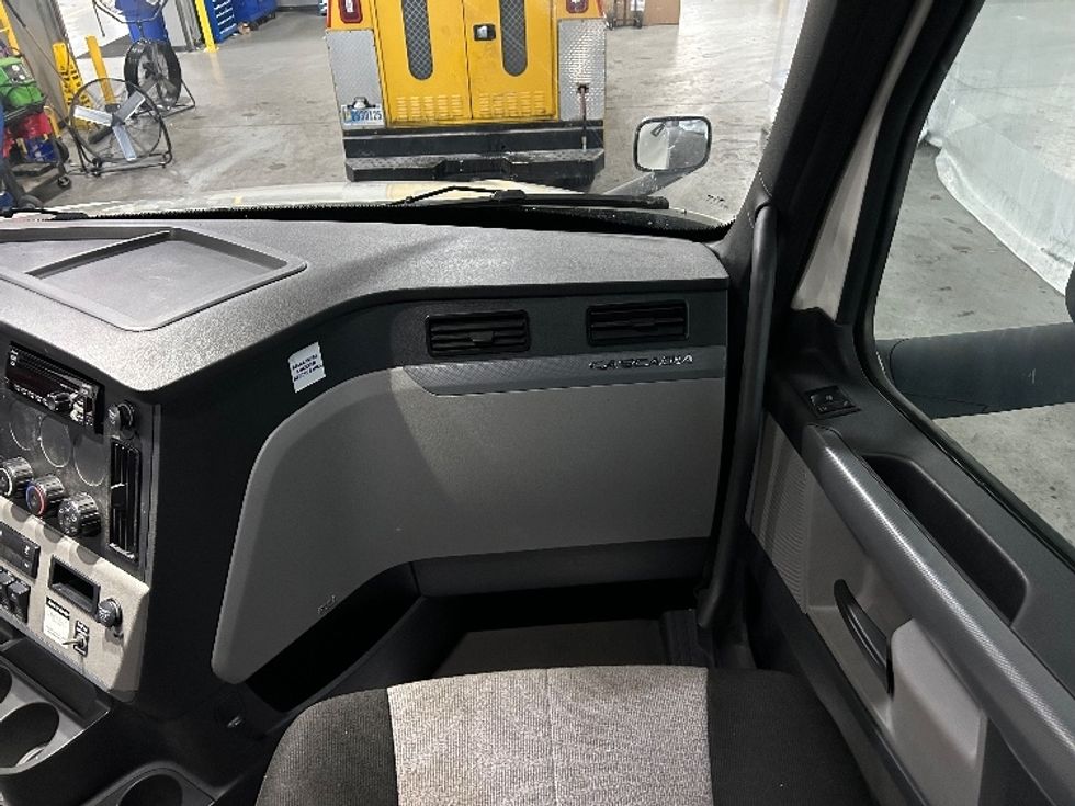 Sleeper Tractor-Heavy Duty Tractors-Freightliner-2020-T12664ST-East Chicago-IN-423,500\n\t\tmiles-$ 61,750 - Image 14