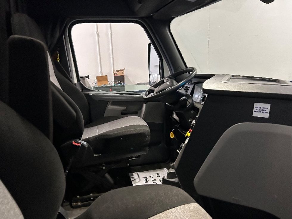 Sleeper Tractor-Heavy Duty Tractors-Freightliner-2020-T12664ST-East Chicago-IN-423,500\n\t\tmiles-$ 61,750 - Image 15