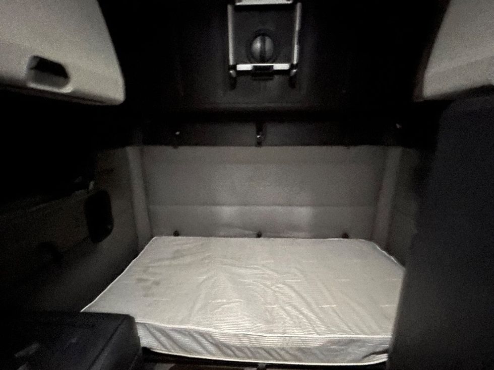 Sleeper Tractor-Heavy Duty Tractors-Freightliner-2020-T12664ST-East Chicago-IN-423,500\n\t\tmiles-$ 61,750 - Image 16