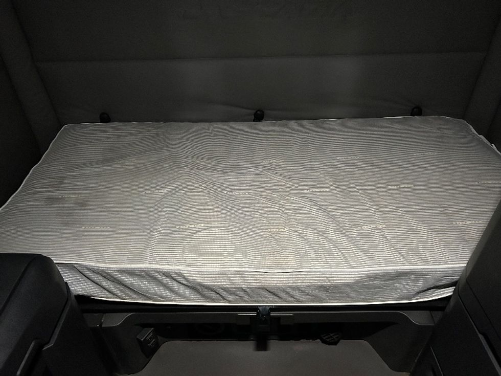 Sleeper Tractor-Heavy Duty Tractors-Freightliner-2020-T12664ST-East Chicago-IN-423,500\n\t\tmiles-$ 61,750 - Image 17