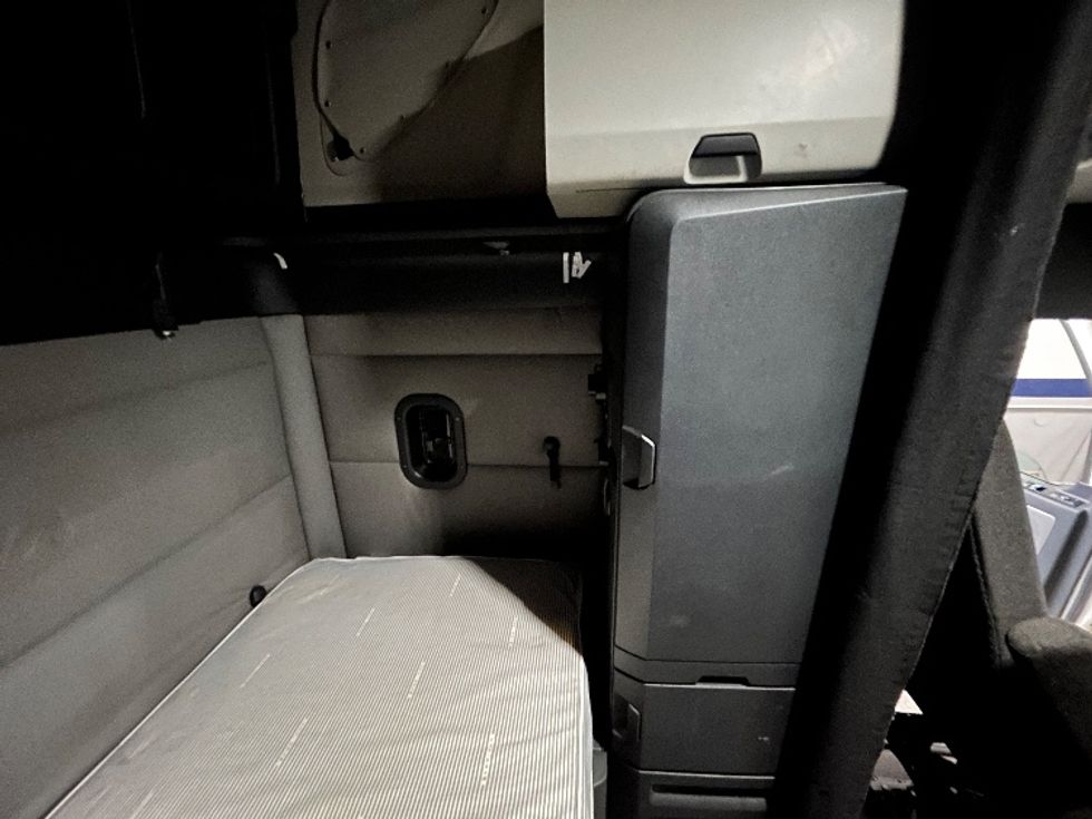 Sleeper Tractor-Heavy Duty Tractors-Freightliner-2020-T12664ST-East Chicago-IN-423,500\n\t\tmiles-$ 61,750 - Image 18