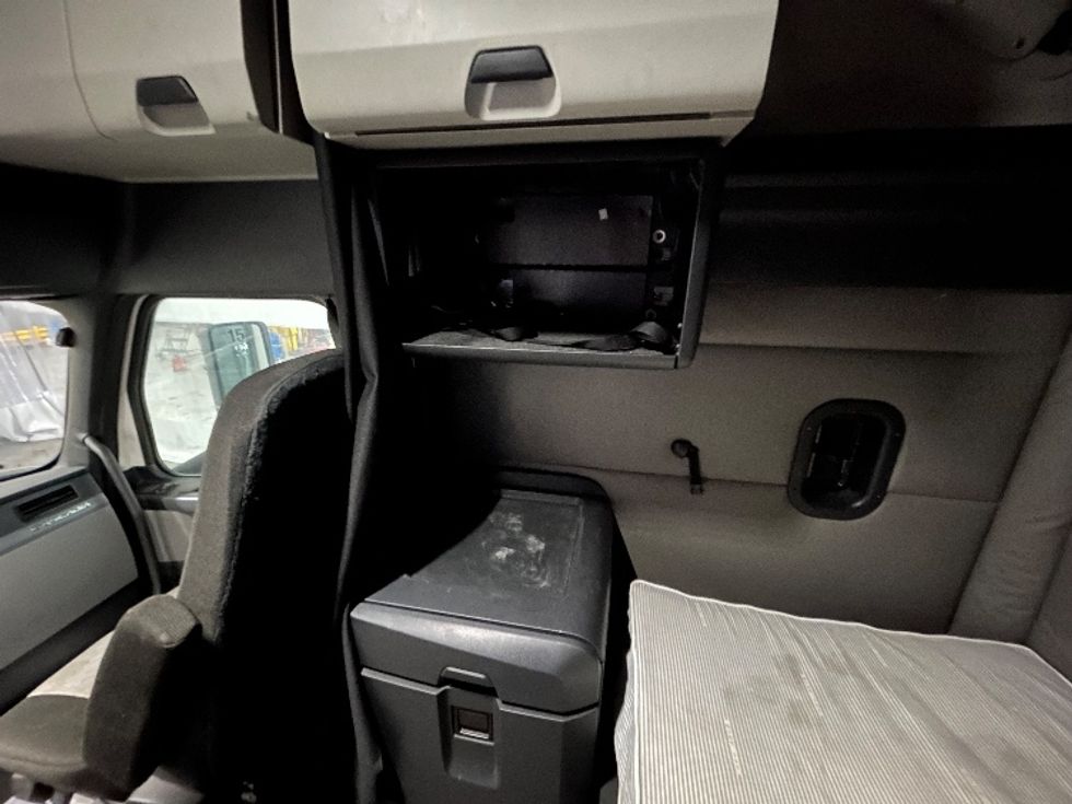 Sleeper Tractor-Heavy Duty Tractors-Freightliner-2020-T12664ST-East Chicago-IN-423,500\n\t\tmiles-$ 61,750 - Image 19