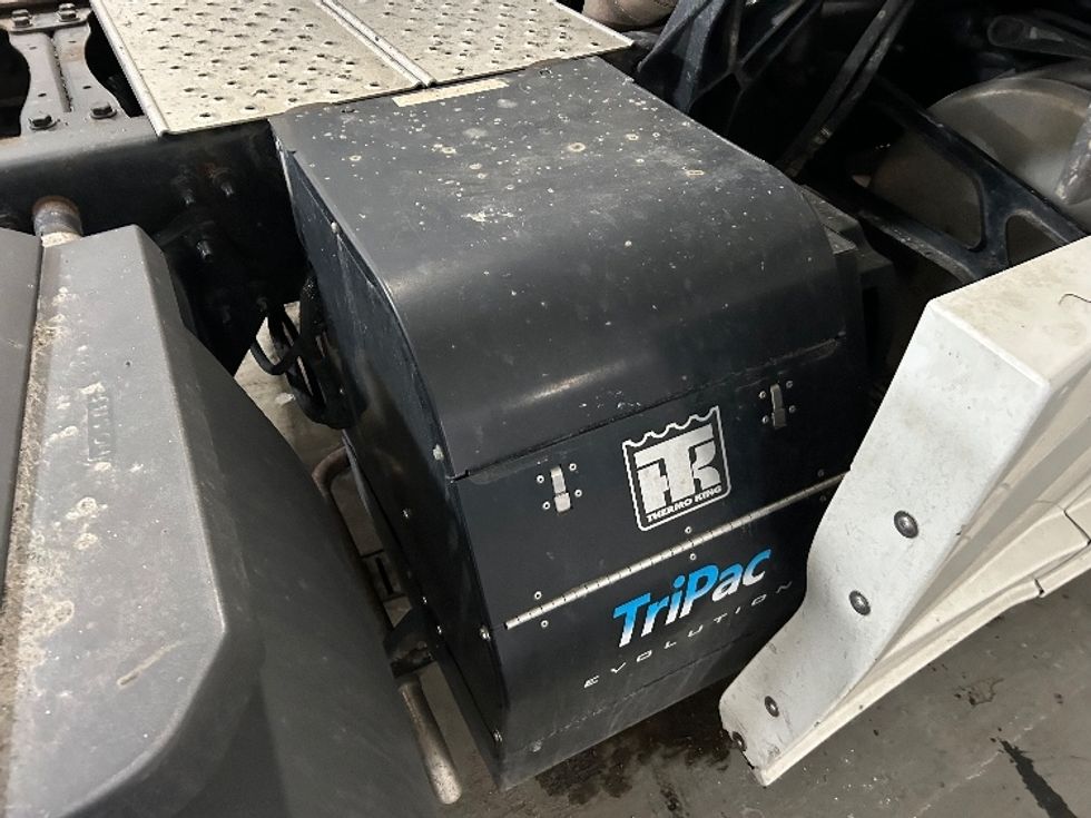 Sleeper Tractor-Heavy Duty Tractors-Freightliner-2020-T12664ST-East Chicago-IN-423,500\n\t\tmiles-$ 61,750 - Image 22